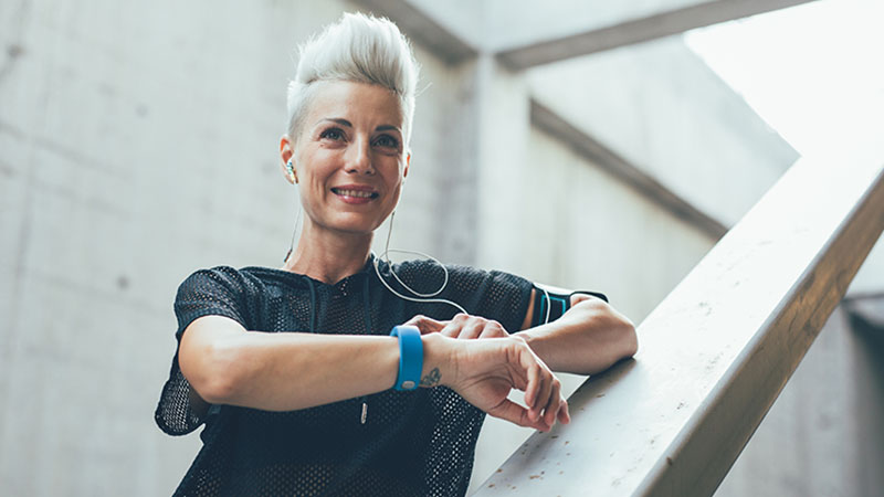 Mulher adulta consulta o seu smartwatch